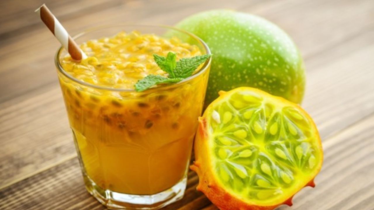 bicchiere con succo arancione a base di frutta