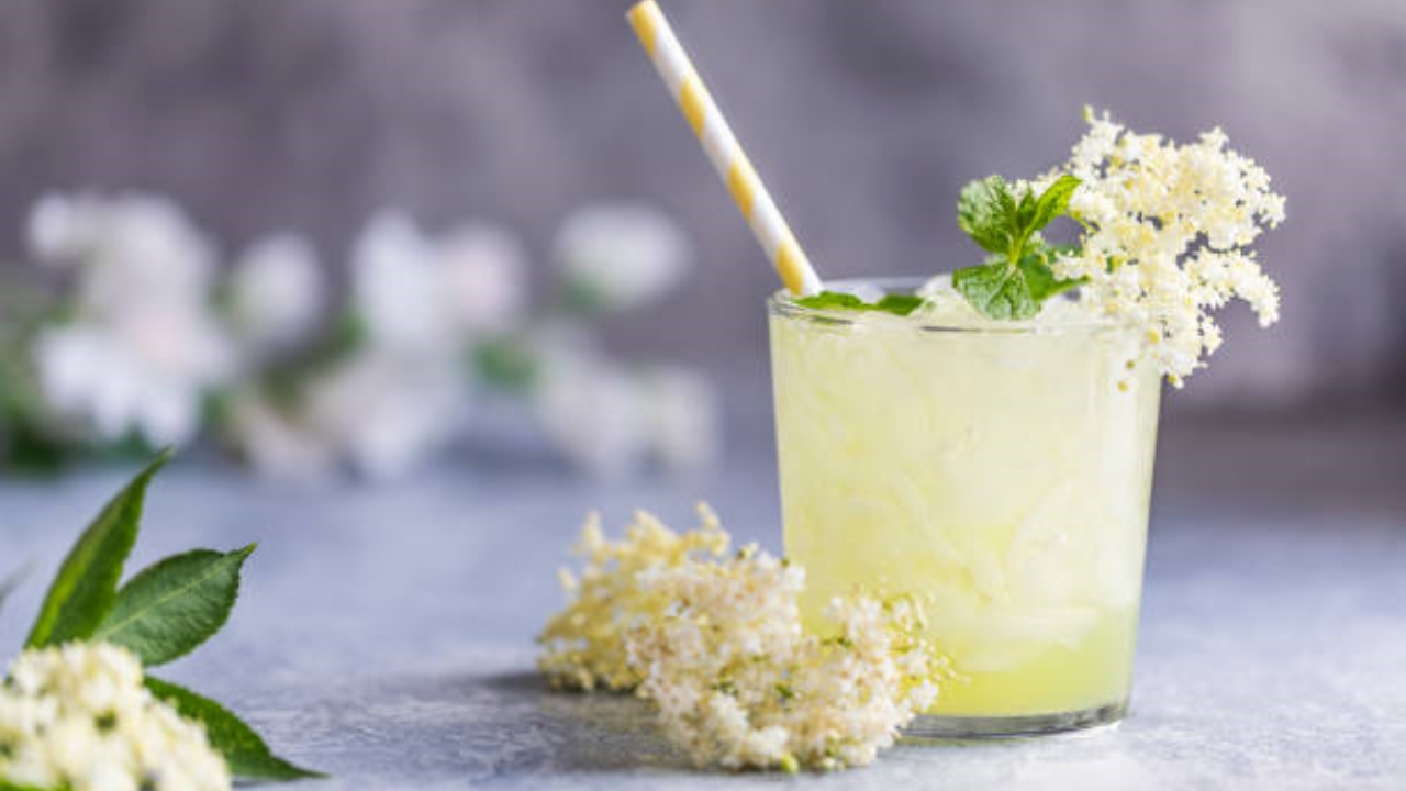 cocktail con fiori di sambuco