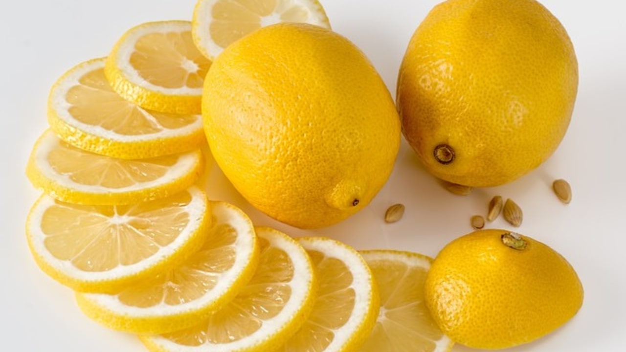 limoni interi e tagliati