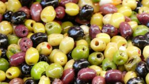 Le olive, storia di questo frutto e tutti i benefici del suo “nettare”