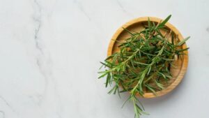Coltivare il rosmarino: metodi efficaci sia in giardino che sul balcone