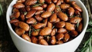 Mandorle e rosmarino per migliorare la memoria: ecco come e perché preparare questo squisito spuntino