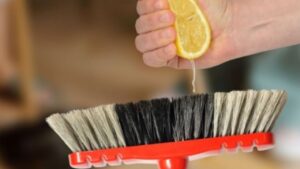 Limone sulla scopa: ecco una nuova tecnica davvero efficace