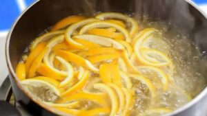 Non buttate via la buccia d’arancia: fatela bollire e piacerà a tutti