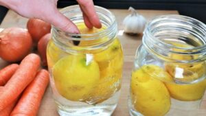 Riempite i barattoli d’acqua con del limone: risparmierete un sacco di soldi