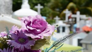 Come conservare a lungo i fiori recisi portati al cimitero?