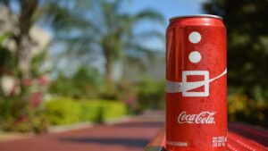 Coca Cola, l’inaspettata alleata contro il muschio nel patio