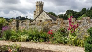 Come trasformare il giardino in stile cottage: le piante e i fiori migliori