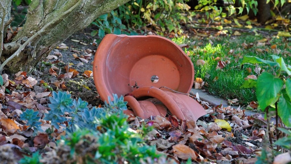Come creare un giardino delle fate usando un vaso rotto
