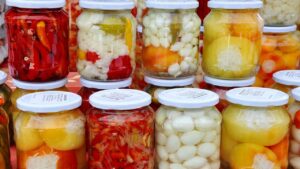 Bucce di agrumi e succo di sottaceti: gli alleati insospettabili per concimare le piante