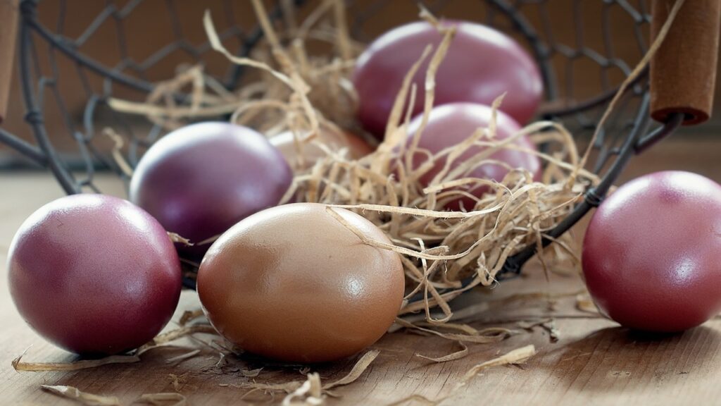 Come colorare le uova sode di Pasqua riciclando le bucce delle cipolle