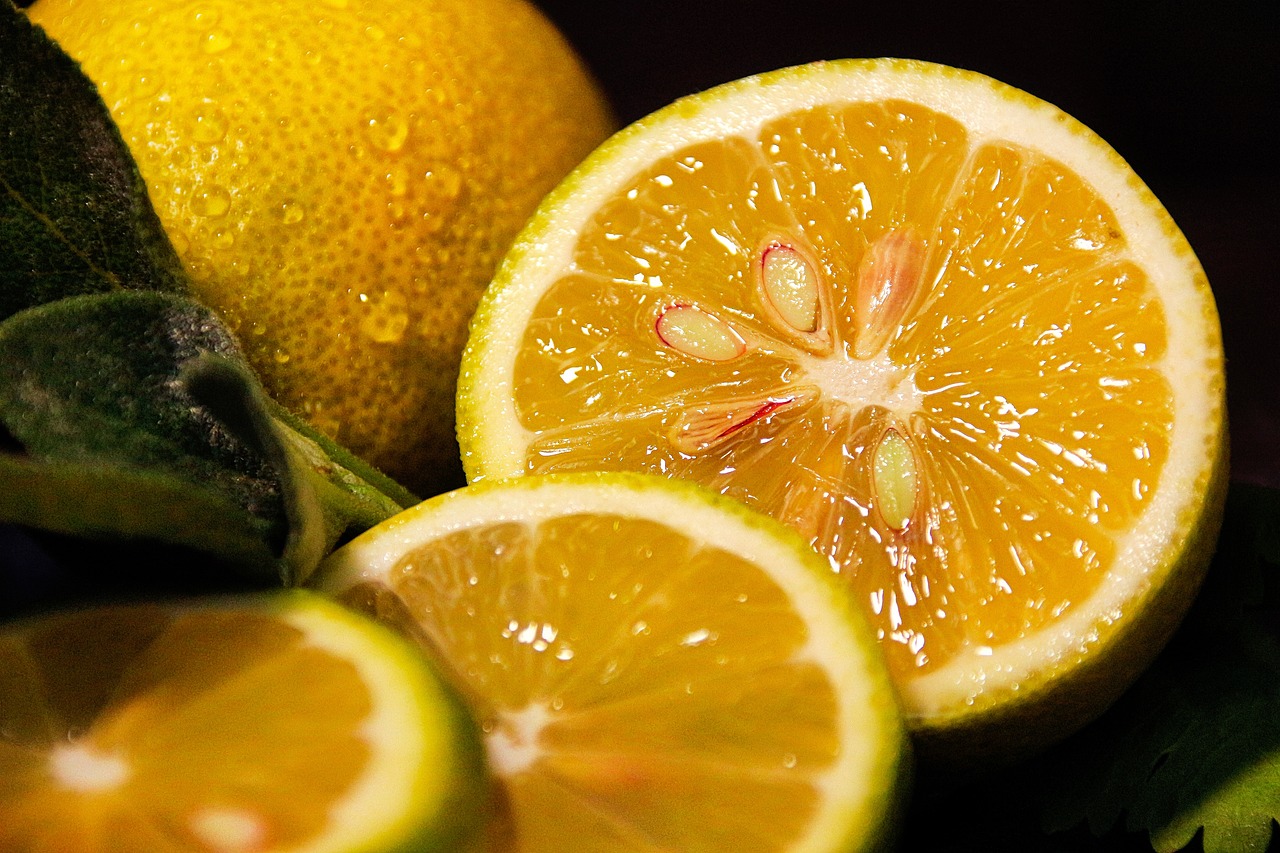 Bucce di limone: come riciclarle in giardino
