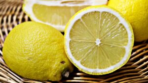 Bucce di limone in giardino: il trucco naturale per piante più forti