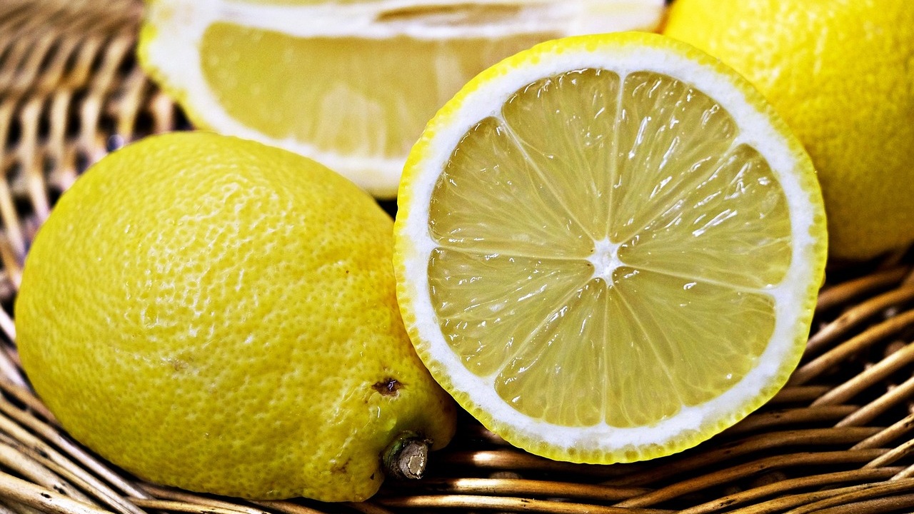 Bucce di limone: come riciclarle in giardino