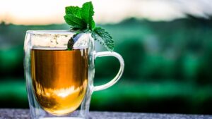 I benefici del tè al basilico: una bevanda semplice che fa bene alla salute
