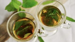 Menta e tisane: come una semplice pianta può aiutare intestino e benessere