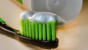 Come sbarazzarsi di afidi e formiche in giardino usando il dentifricio