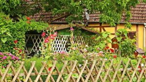 Quali sono le caratteristiche principali di un giardino in stile cottage