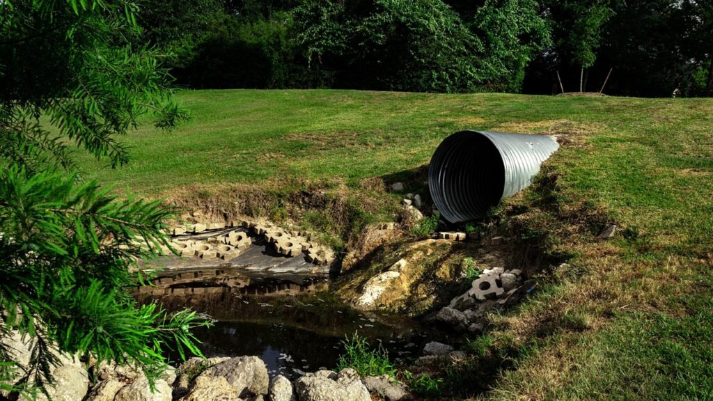 Prato che si allaga? Provate a installare un drenaggio alla francese