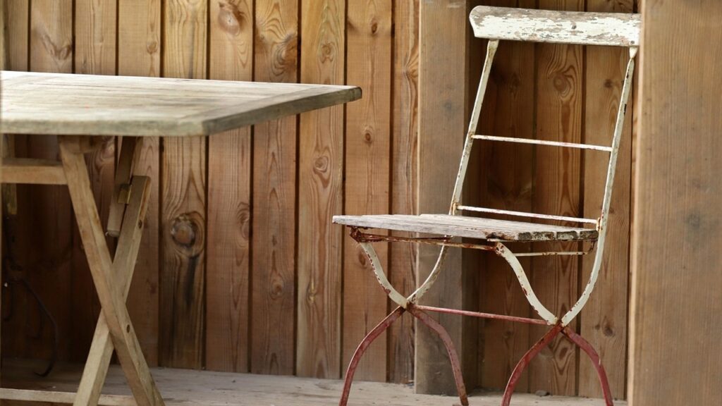 Come prendersi cura in autunno dei mobili da giardino