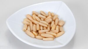 Il potere nascosto dei pinoli: benefici, valori nutrizionali e modi per usarli al meglio