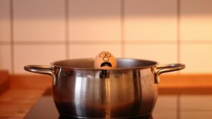 Annaffiare le piante con l’acqua di bollitura delle uova: funziona o è solo un mito?