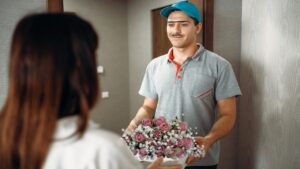 Bisogna dare la mancia ai fattorini che consegnano i fiori? Dipende