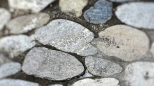 Come riciclare in giardino vecchie lastre di pietra e la ghiaia