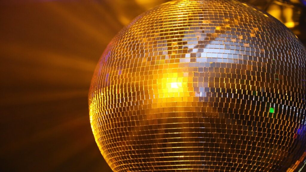 Appendere sfere da discoteca in giardino per sbarazzarsi dei parassiti? Fatto