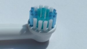 Tecniche strane e dove trovarle: spazzolini da denti elettrici per stimolare la produzione dei pomodori
