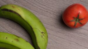 Come riciclare le bucce di banana nell’orto estivo (e far felici i pomodori)